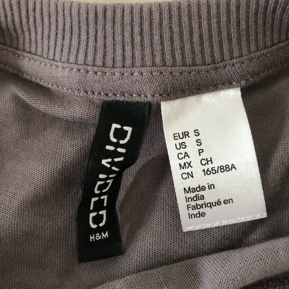 Cute grey top 🖤 - Picture 3 of 3